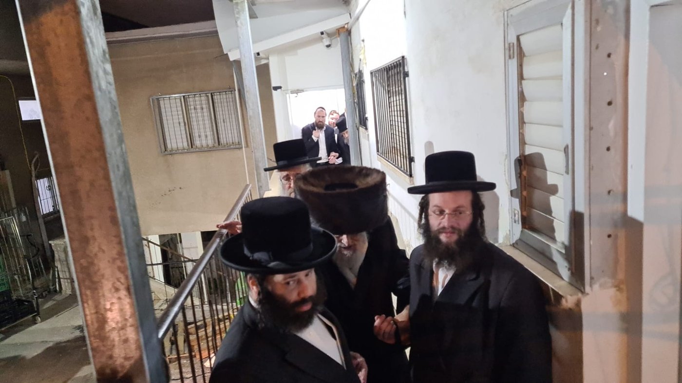 הגאון רבי דב לנדו מלווה את האדמו"ר מויז'ניץ אחר הביקור