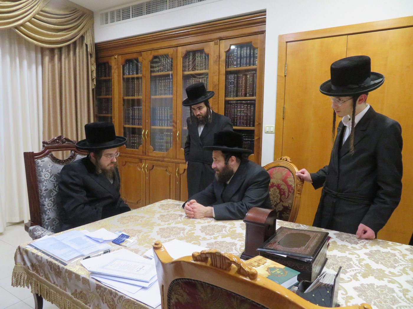 הרב בן ציון וידר בביקור בבתי גדולי ישראל בארץ