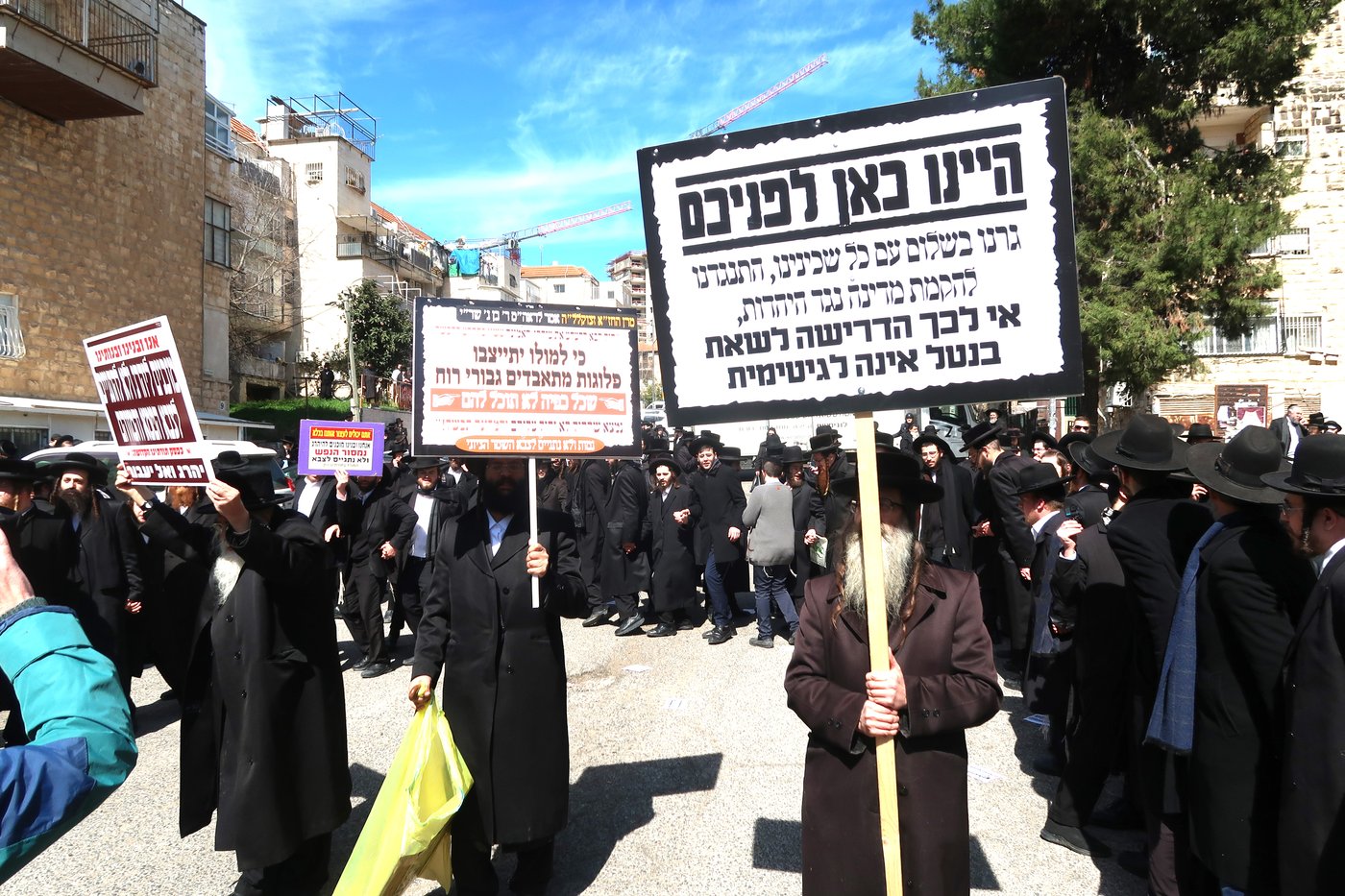 אדמו"רים ורבנים בההפגנה מול לשכת הגיוס בירושלים
