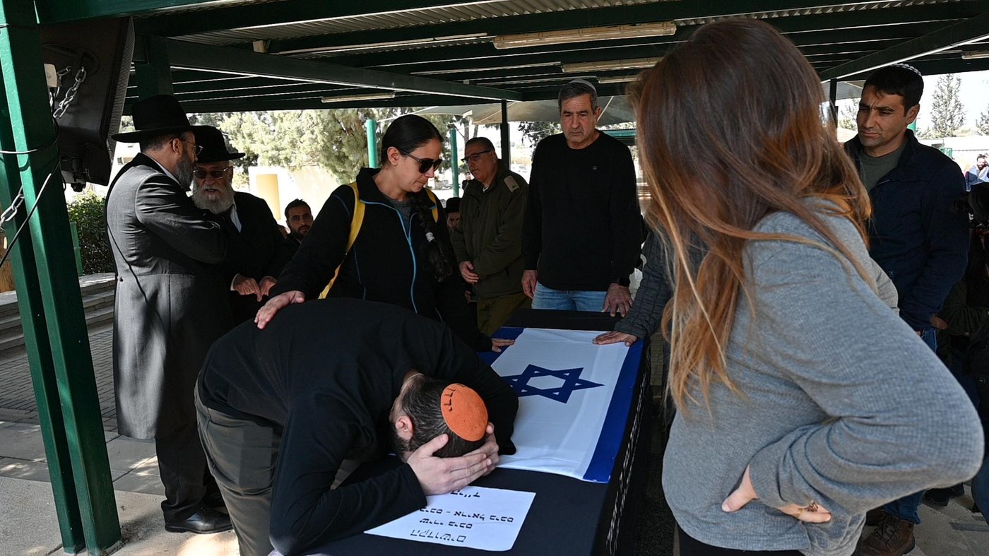 תיעוד קורע לב: ירדן ביבס על קברם של שירי, אריאל וכפיר