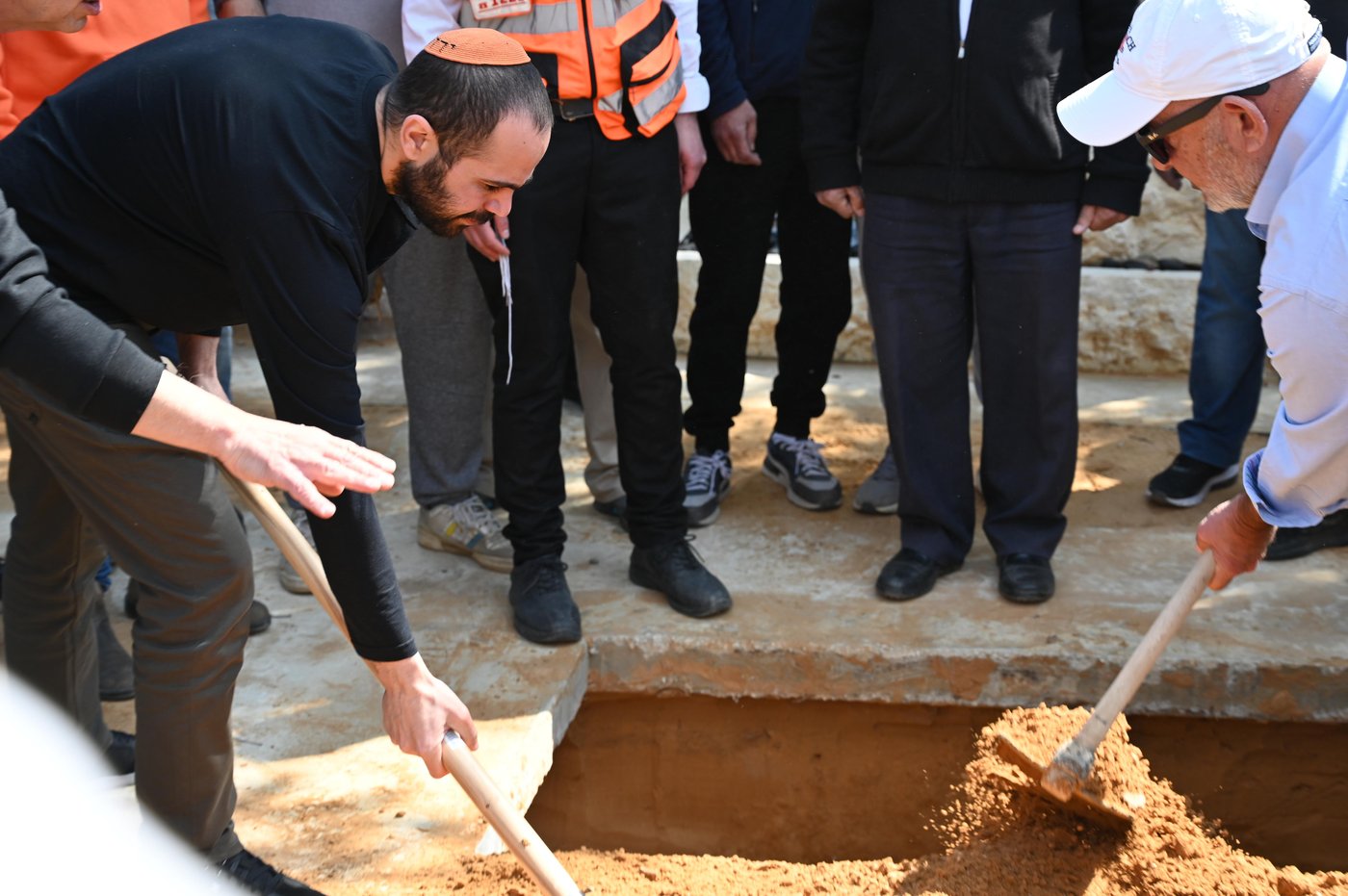 תיעוד קורע לב: ירדן ביבס על קברם של שירי, אריאל וכפיר