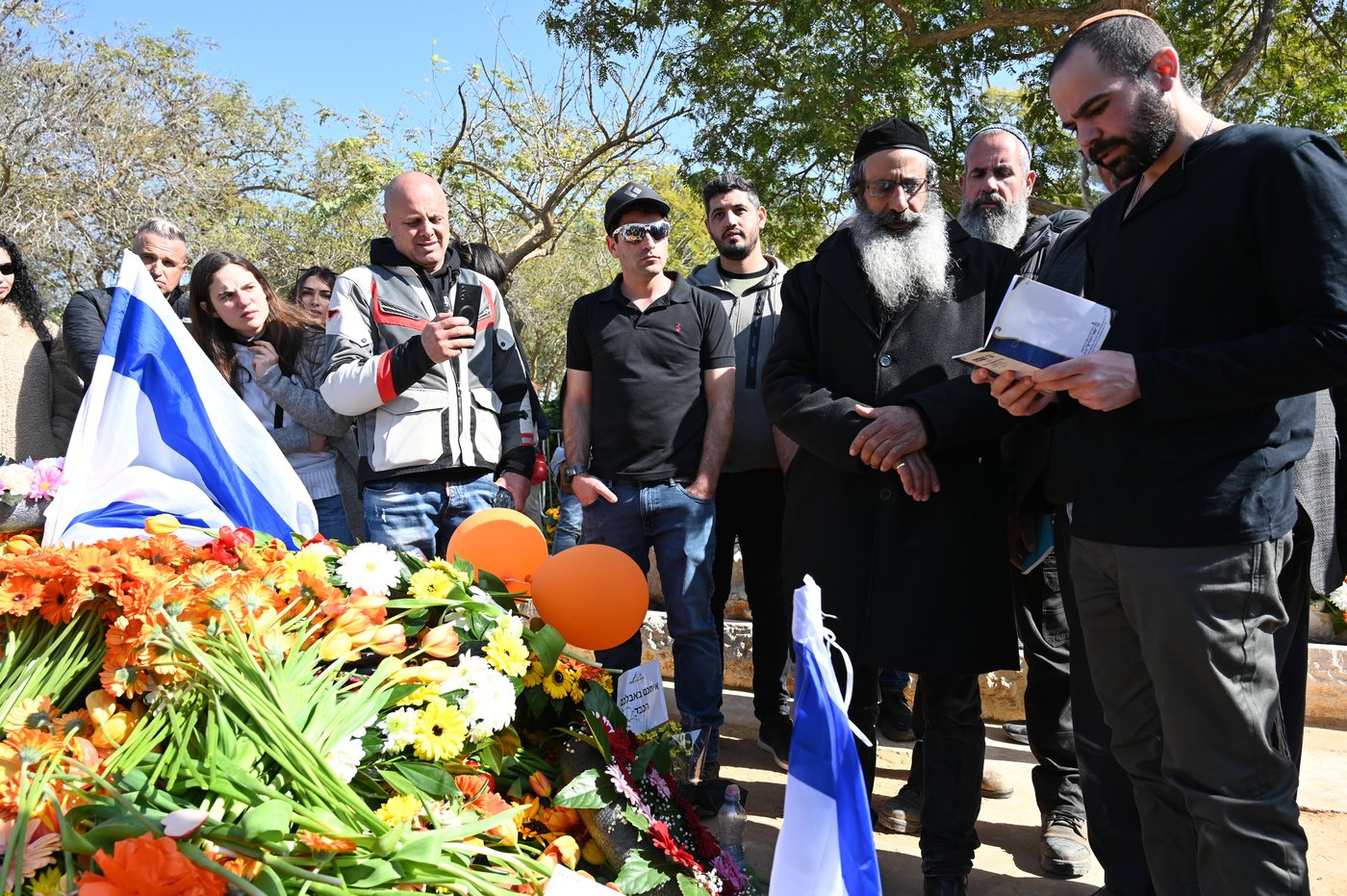 תיעוד קורע לב: ירדן ביבס על קברם של שירי, אריאל וכפיר