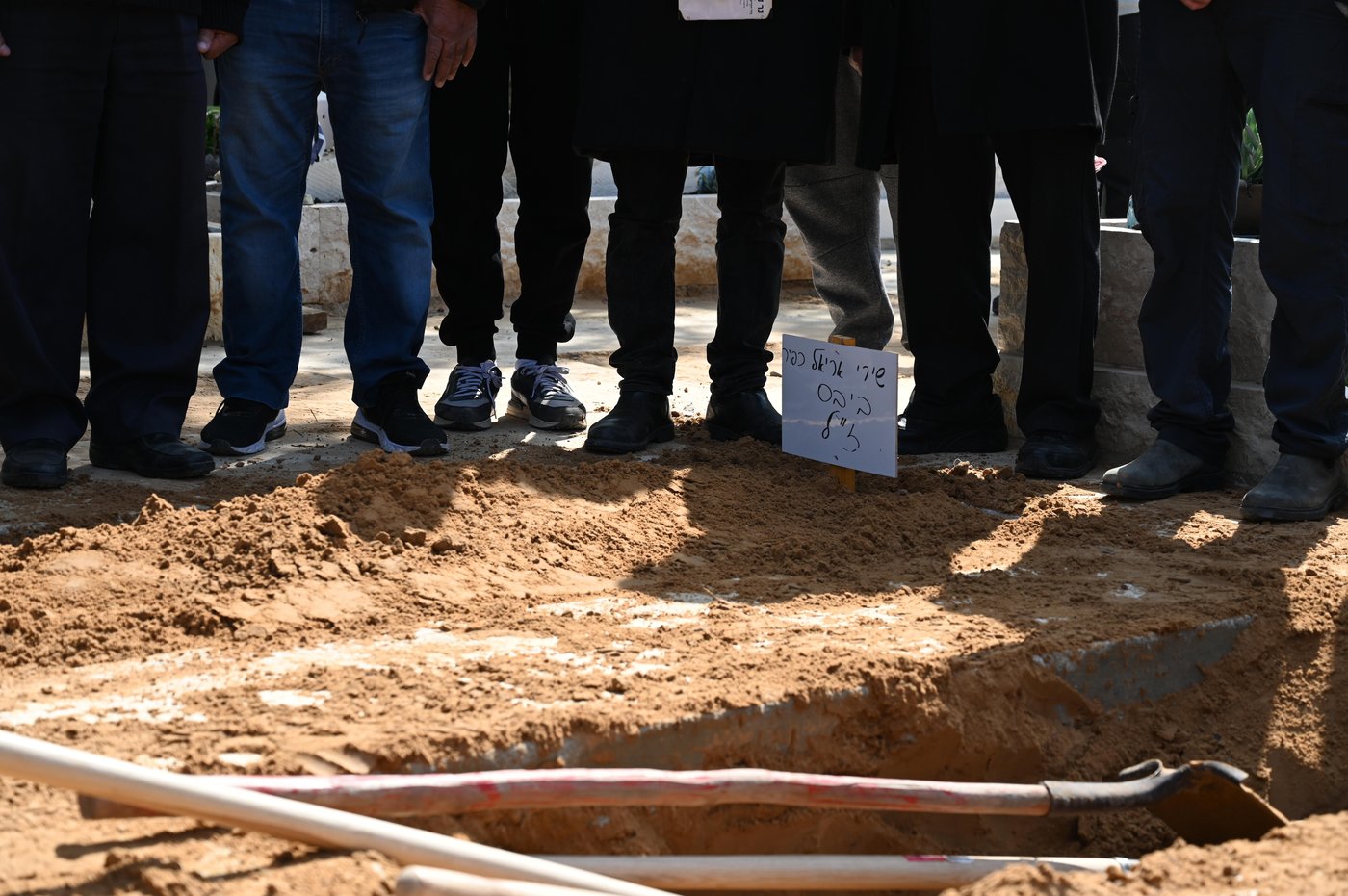 תיעוד קורע לב: ירדן ביבס על קברם של שירי, אריאל וכפיר