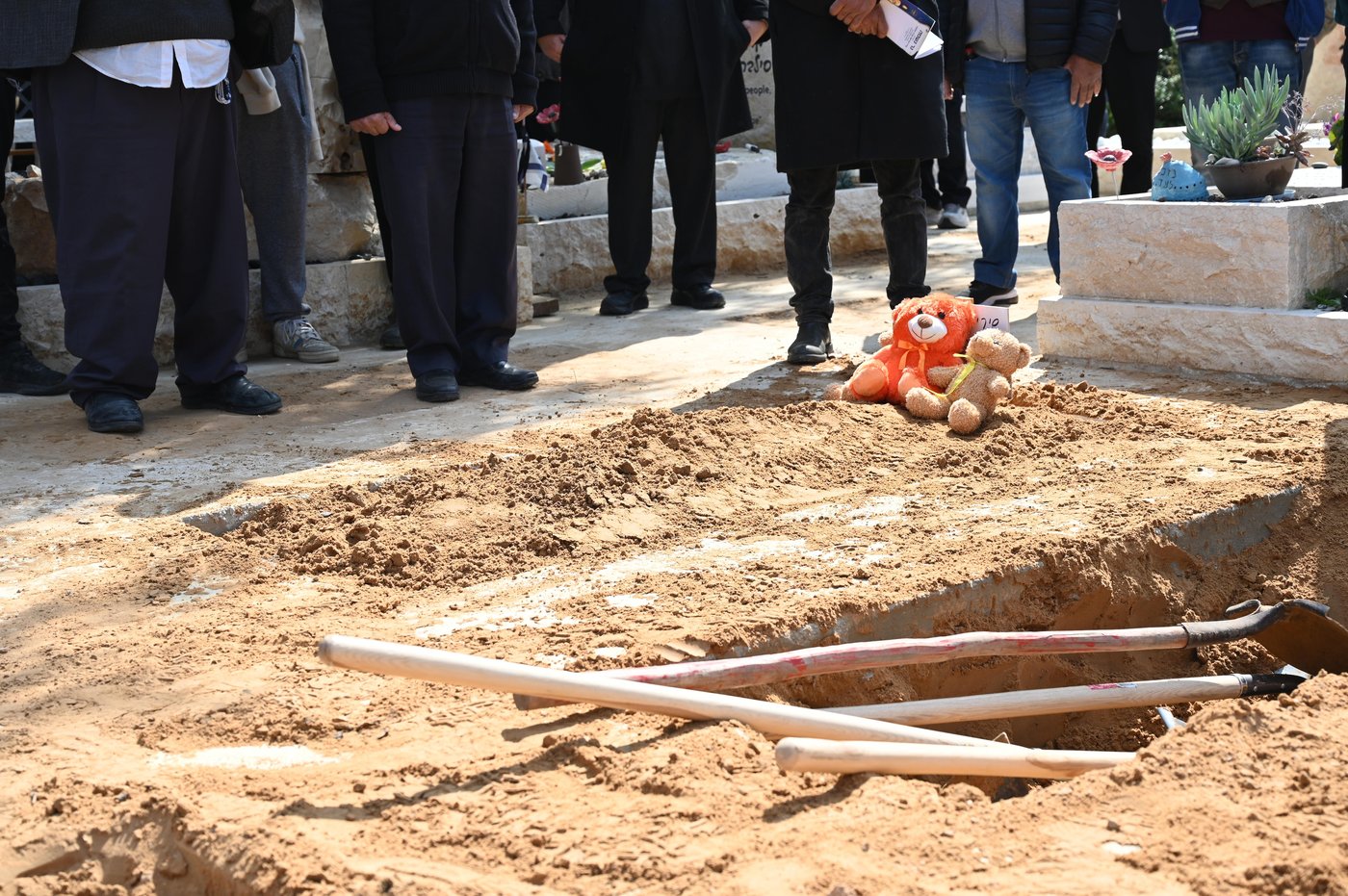 תיעוד קורע לב: ירדן ביבס על קברם של שירי, אריאל וכפיר