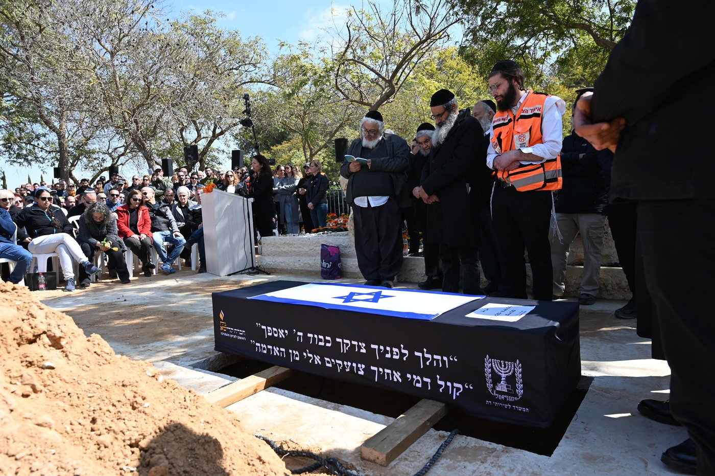 תיעוד קורע לב: ירדן ביבס על קברם של שירי, אריאל וכפיר