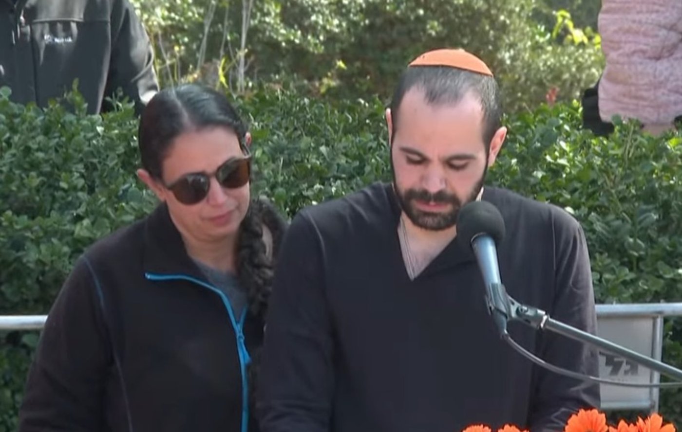 ירדן ביבס בהלוויית משפחתו