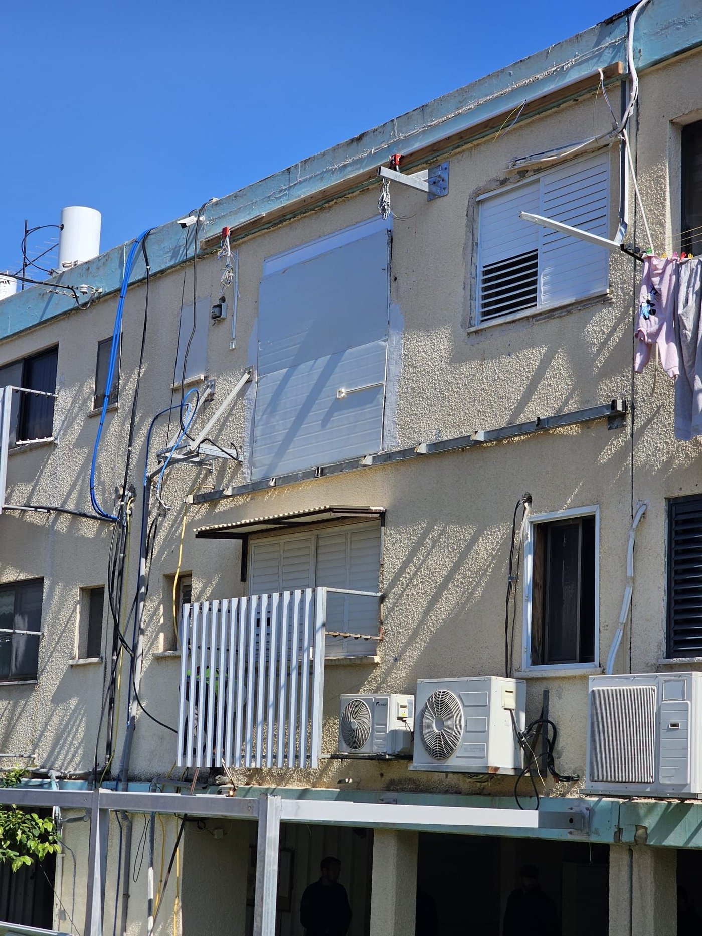 טירוף: בנו תוספת בנייה של 22 מ"ר - על גבי עמודי מתכת
