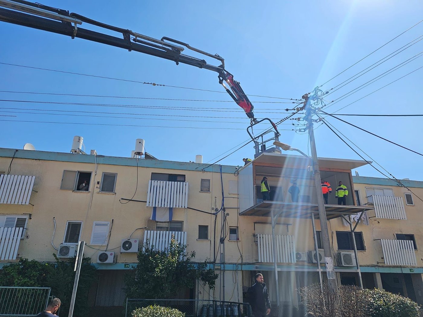 טירוף: בנו תוספת בנייה של 22 מ"ר - על גבי עמודי מתכת