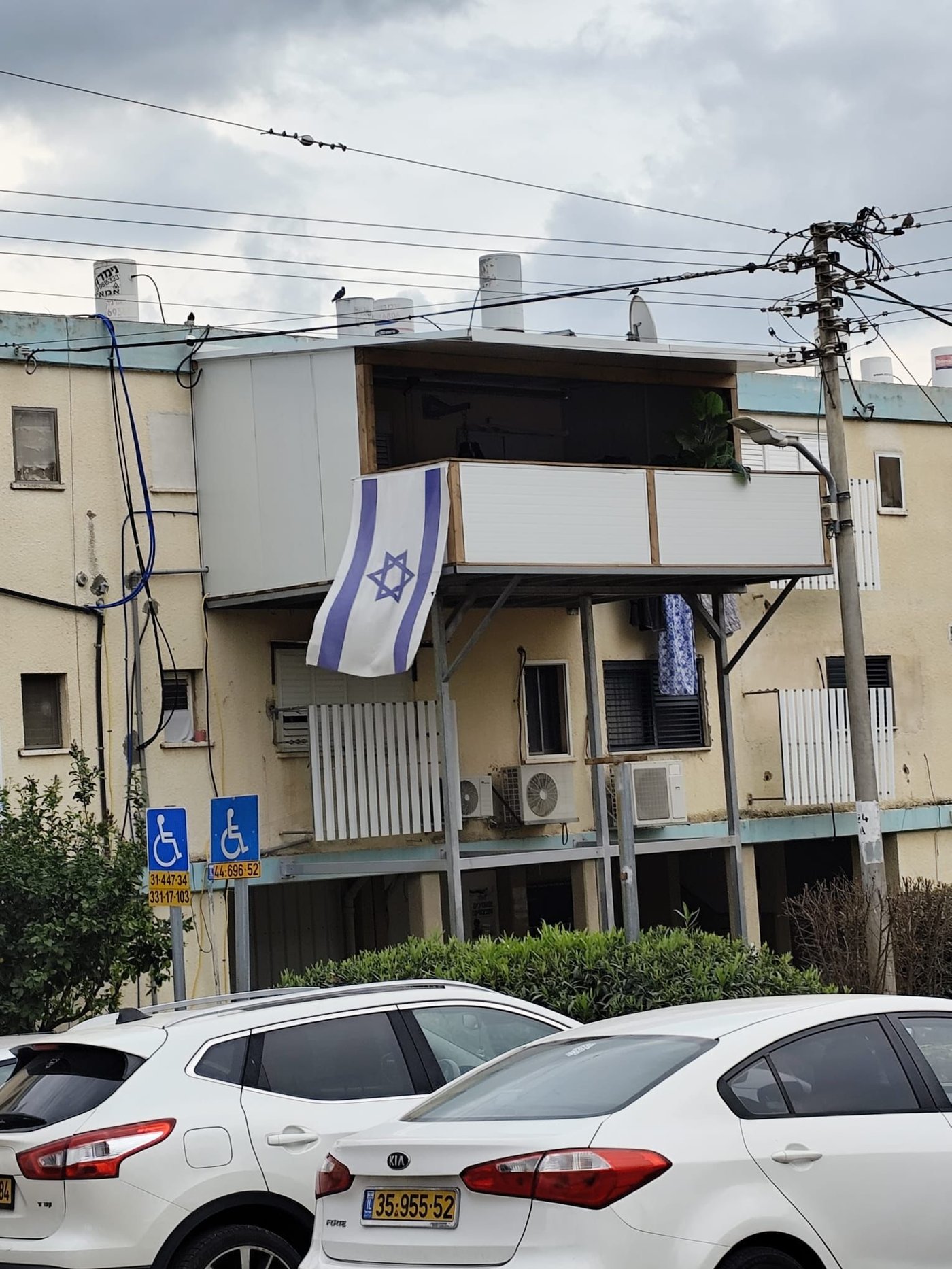 טירוף: בנו תוספת בנייה של 22 מ"ר - על גבי עמודי מתכת