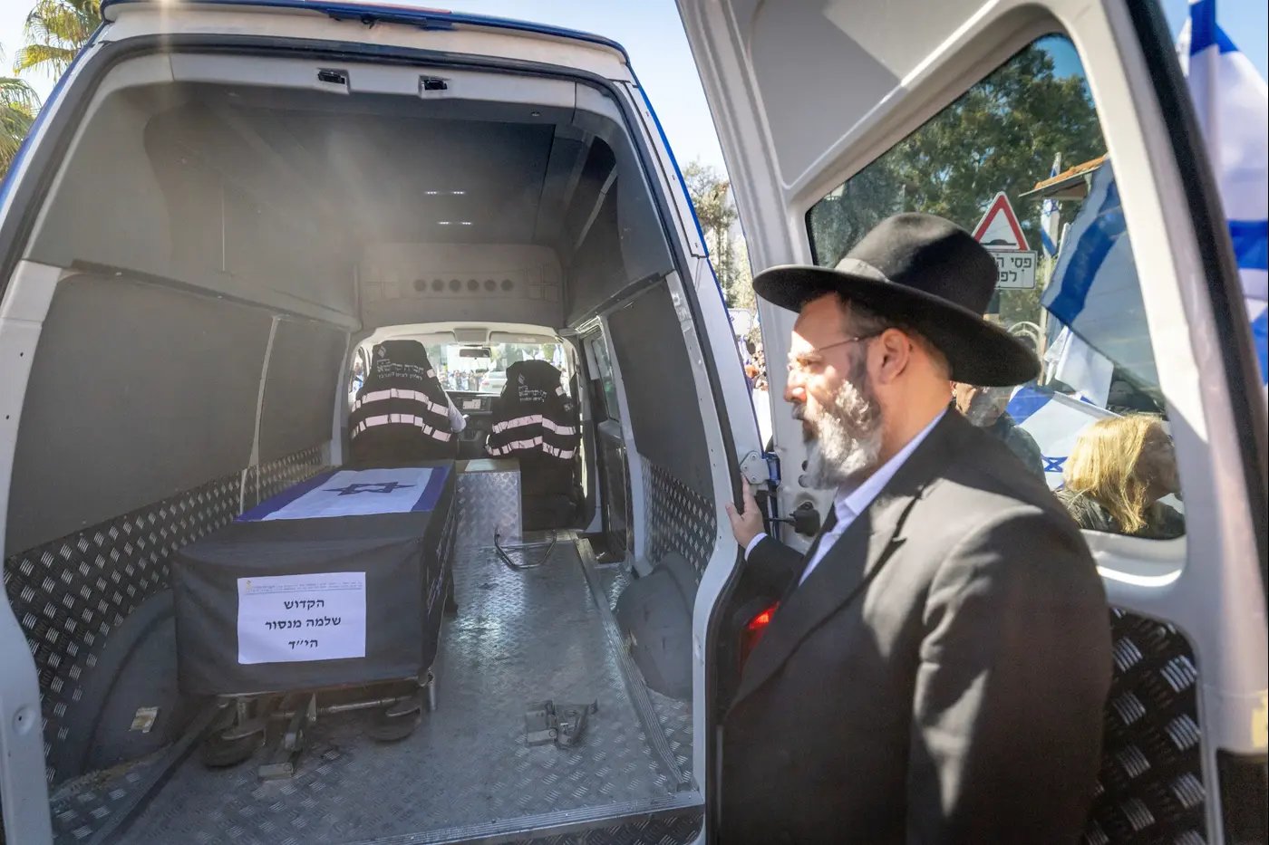 ארונו של מנצור בהלויה