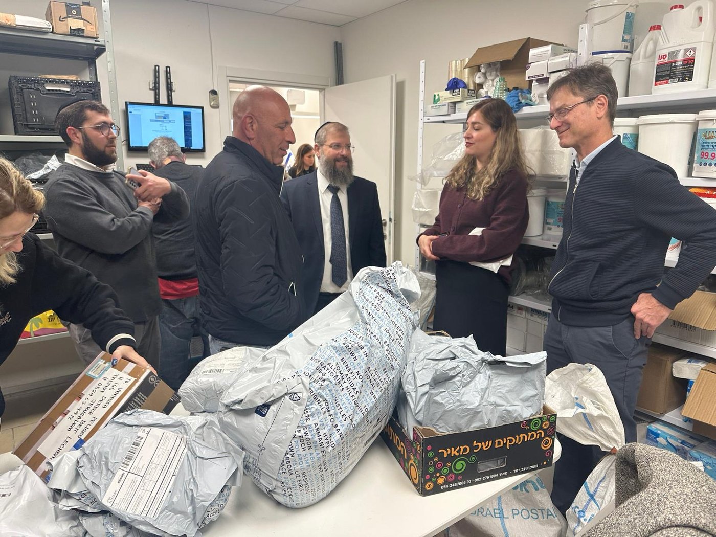 מנכ"ל דואר ישראל התרגש בסניף שמפעילים חניכי 'בית חם'