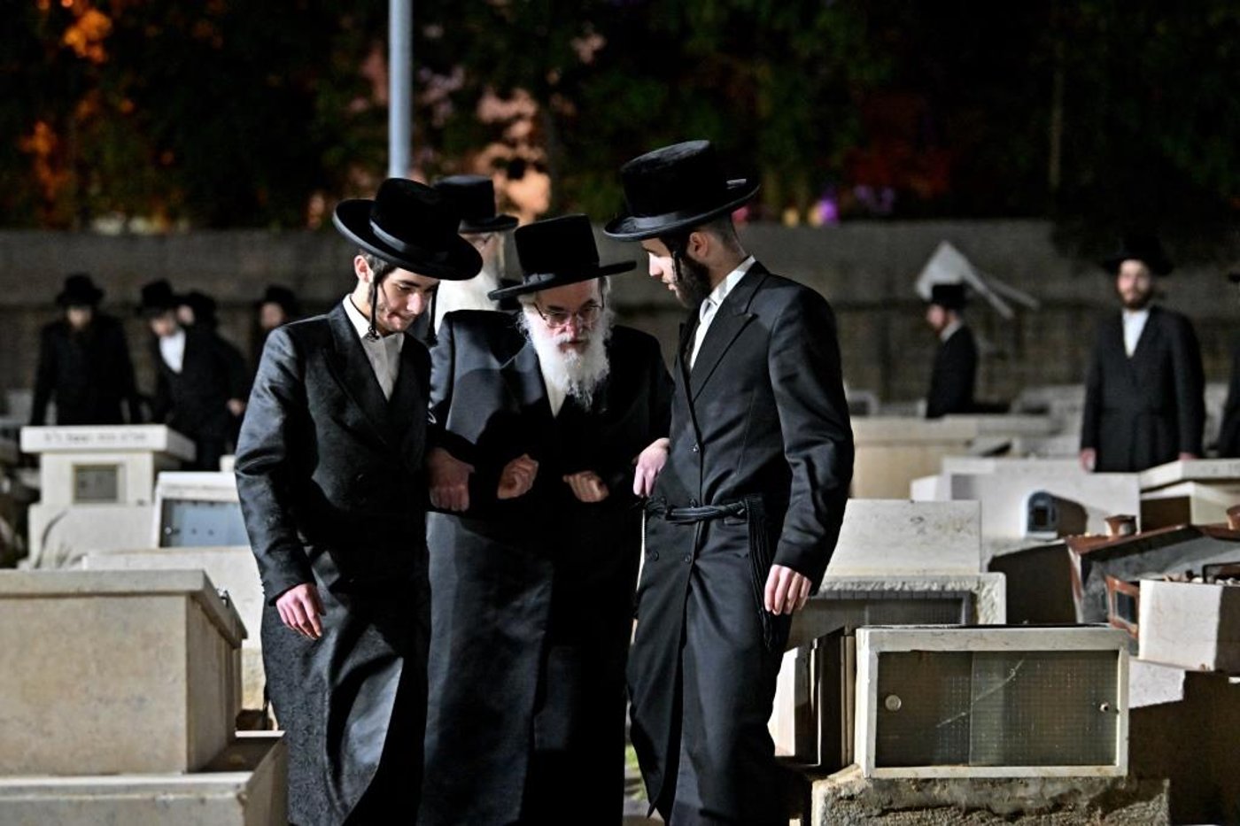האדמו"ר מויזניץ בתפילה בבית העלמין 