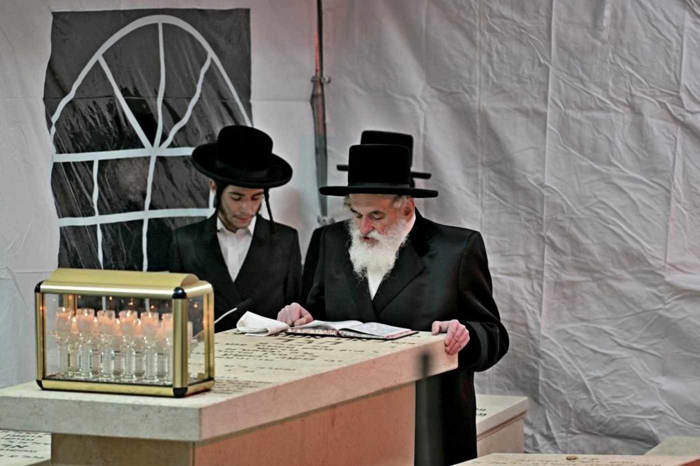 האדמו"ר מויזניץ בתפילה בבית העלמין 