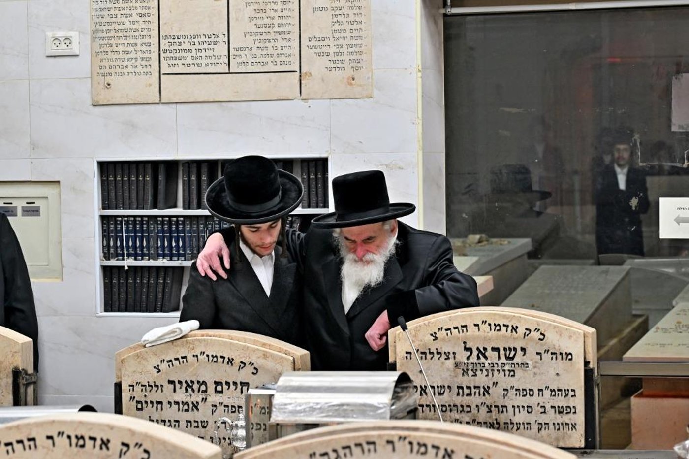 האדמו"ר מויזניץ בתפילה בבית העלמין 