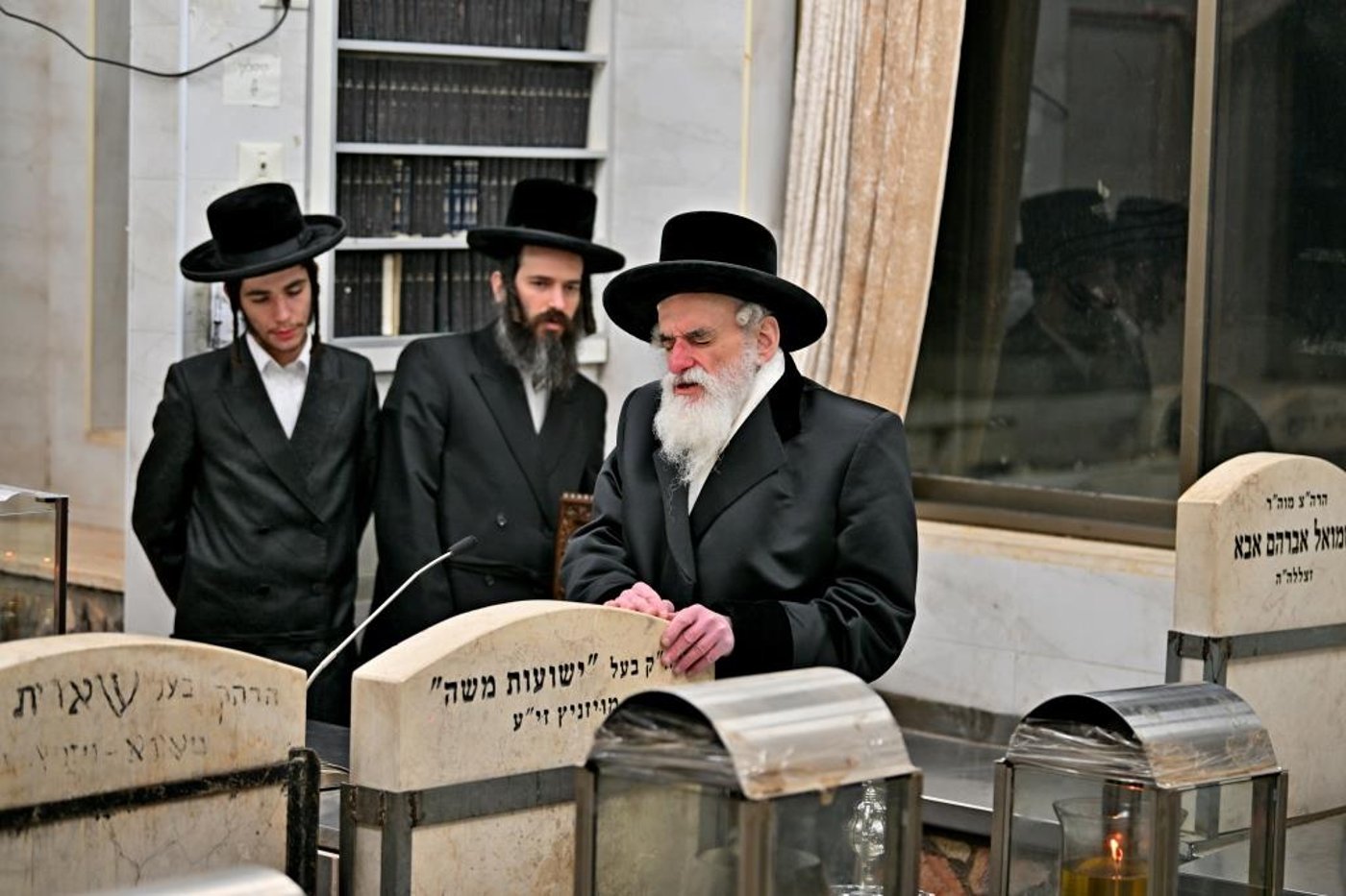 האדמו"ר מויזניץ בתפילה בבית העלמין 