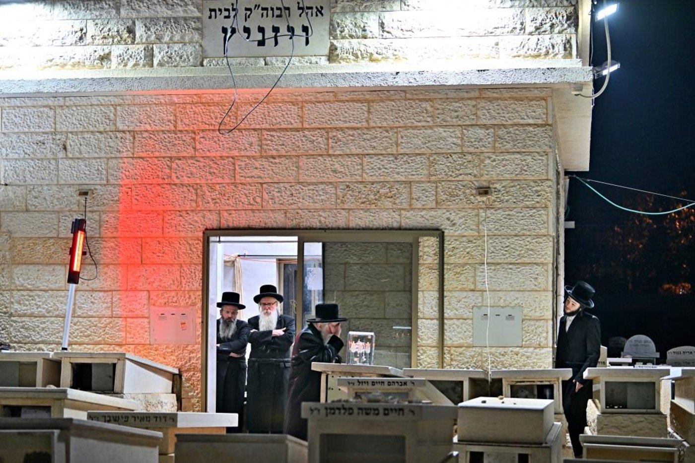 האדמו"ר מויזניץ בתפילה בבית העלמין 