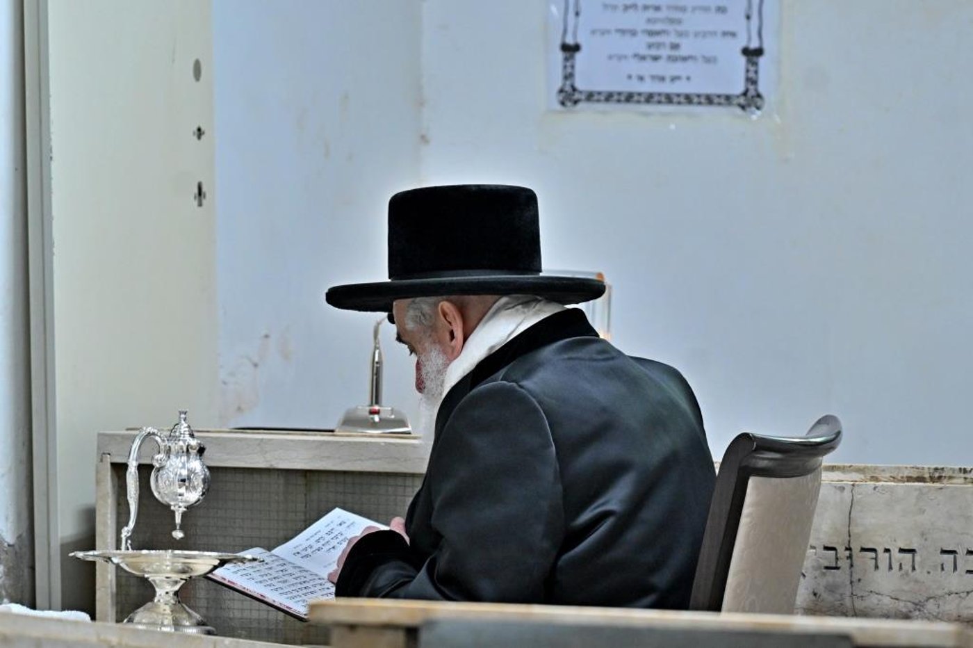 האדמו"ר מויזניץ בתפילה בבית העלמין 