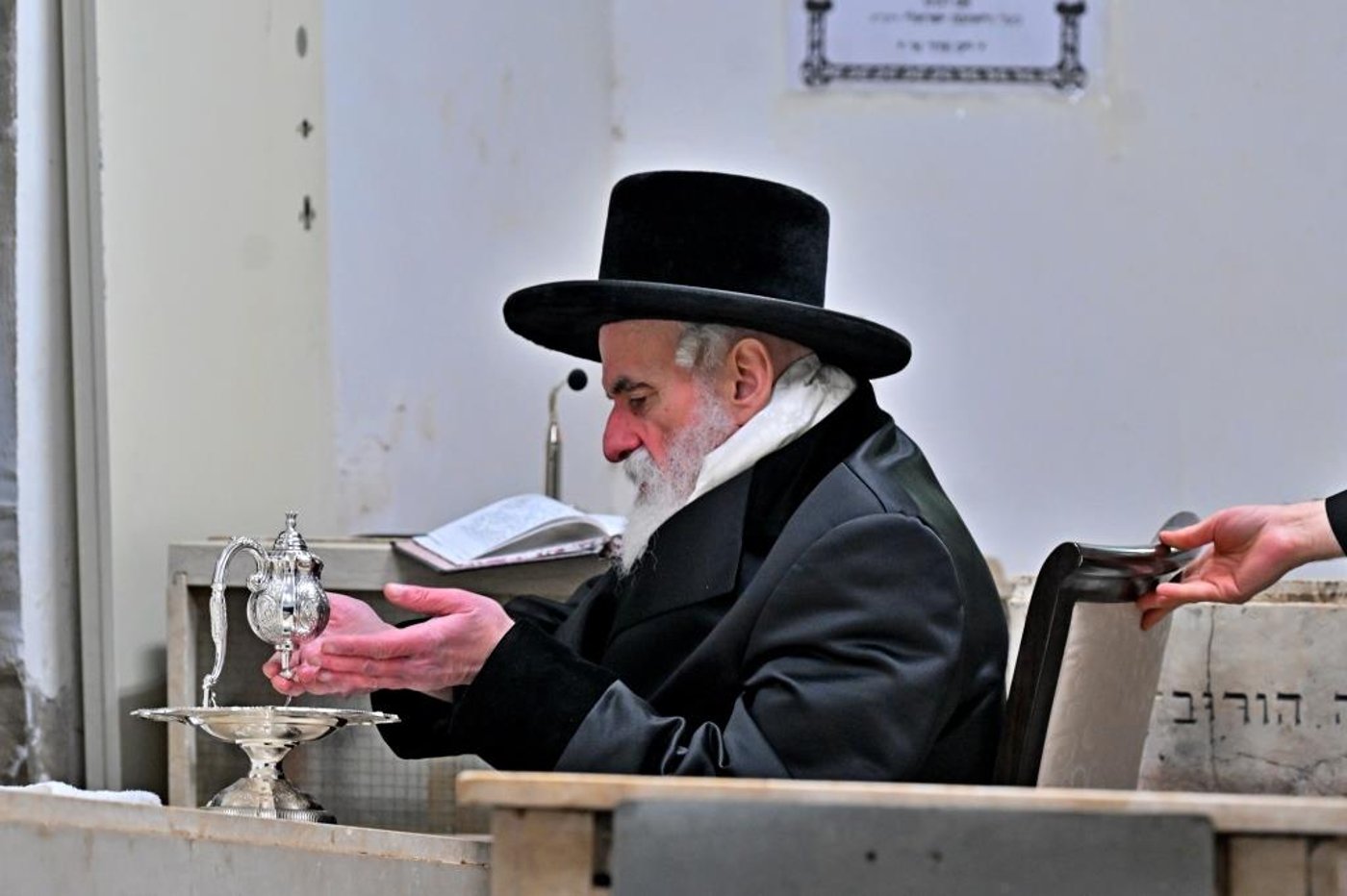 האדמו"ר מויזניץ בתפילה בבית העלמין 