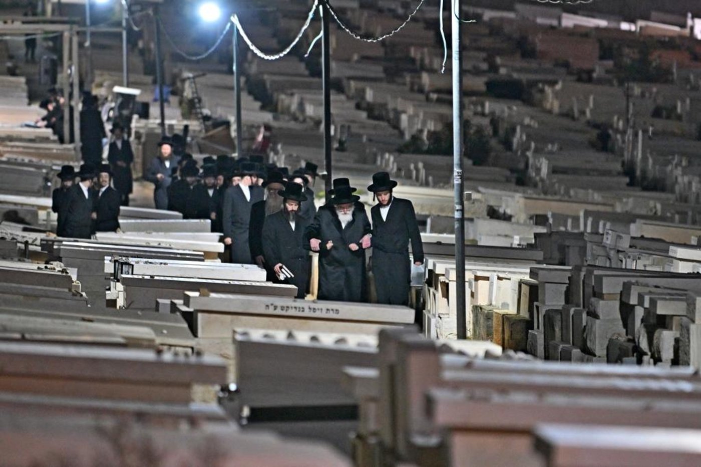 האדמו"ר מויזניץ בתפילה בבית העלמין 