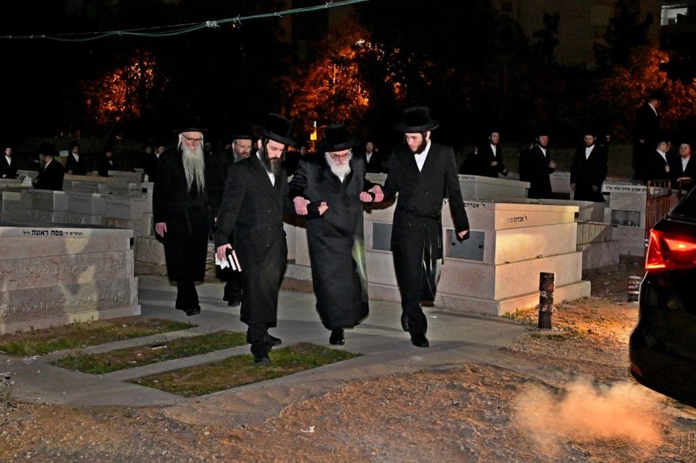 האדמו"ר מויזניץ בתפילה בבית העלמין 