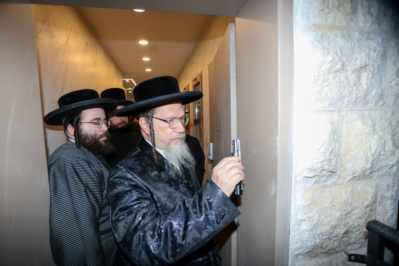 קביעת מזוזה וחנוכת הבית לביהמ"ד גאלנטע בירושלים