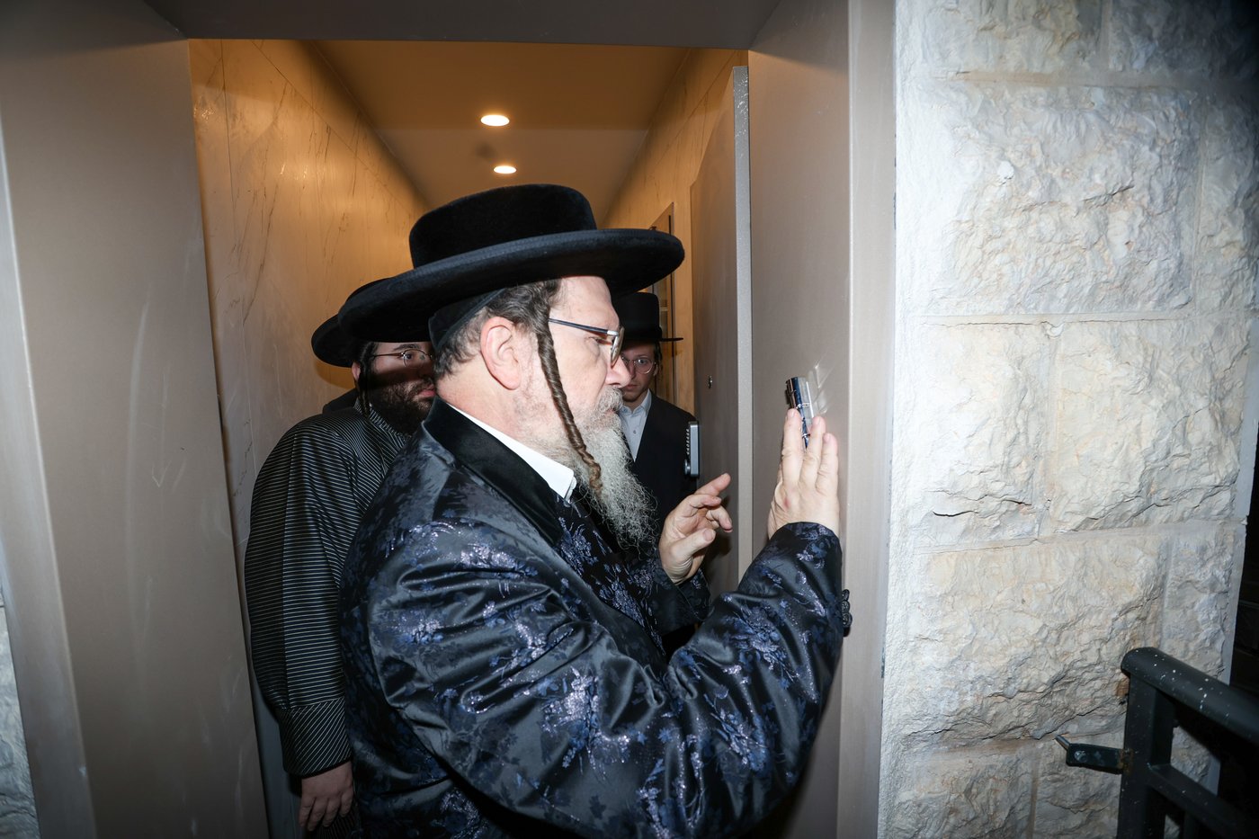 קביעת מזוזה וחנוכת הבית לביהמ"ד גאלנטע בירושלים