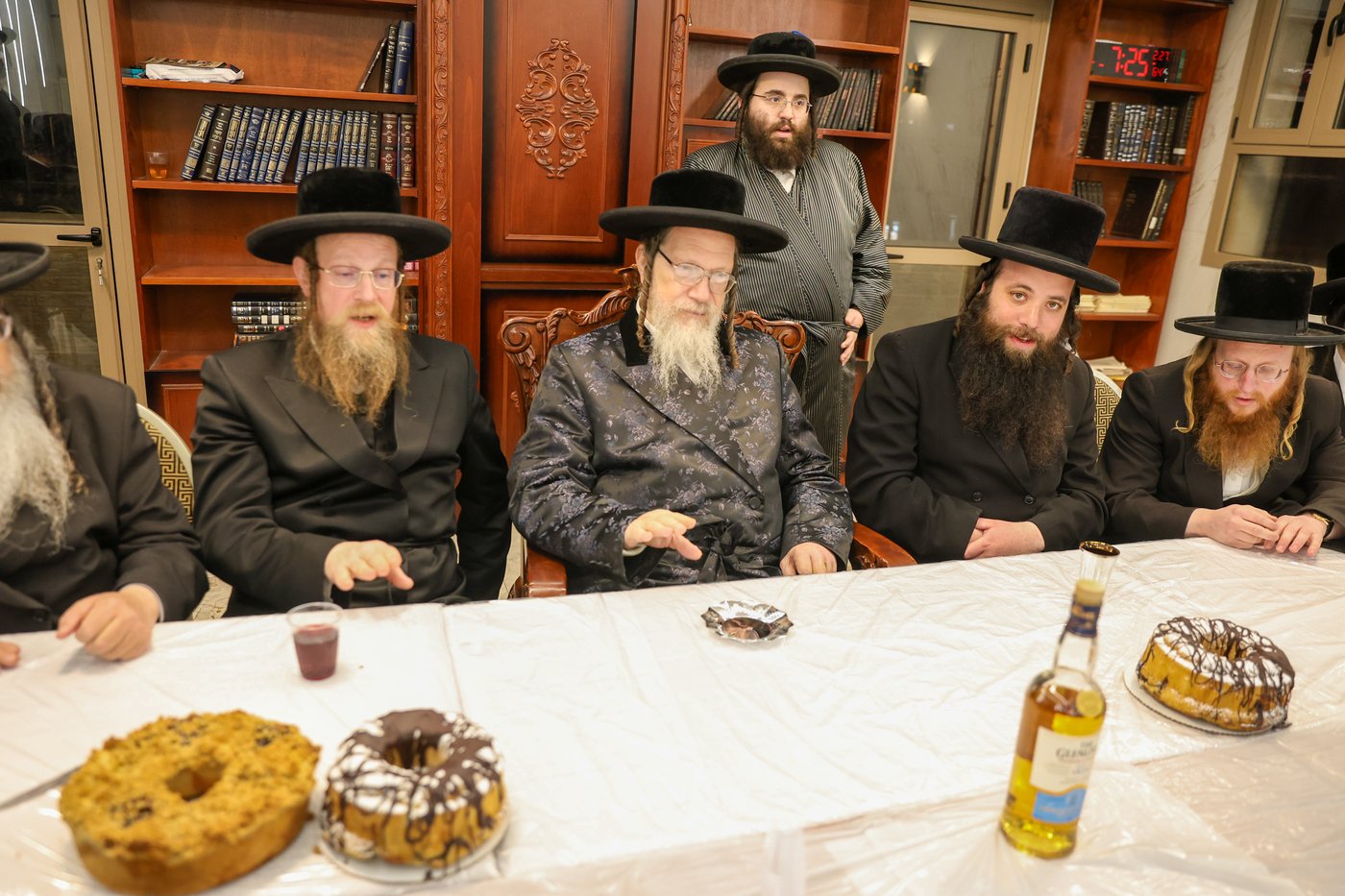 קביעת מזוזה וחנוכת הבית לביהמ"ד גאלנטע בירושלים