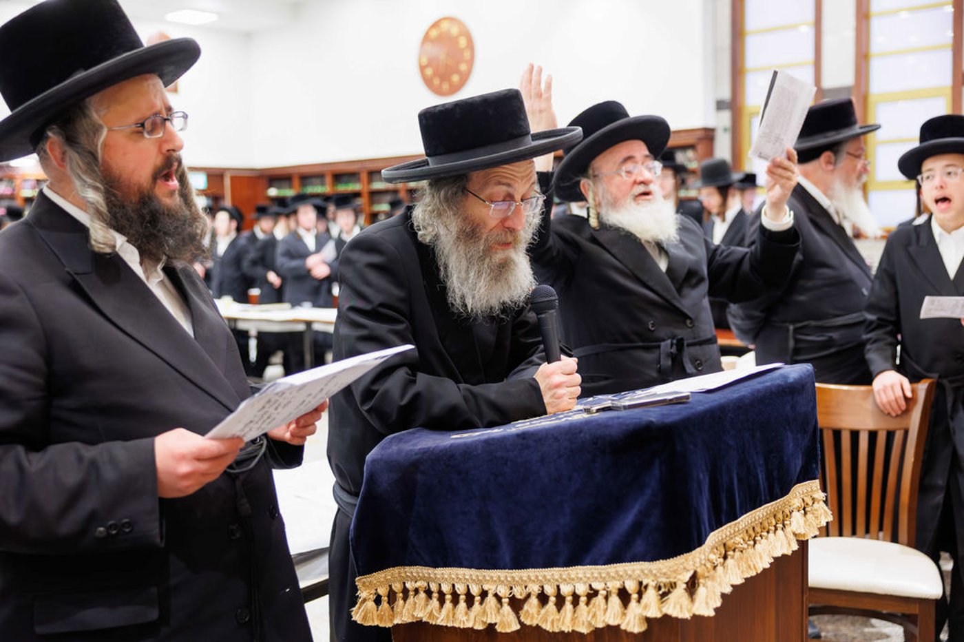 הרה"צ אלימלך בידרמן בזיץ לפנות בוקר בישיבת ויז'ניץ