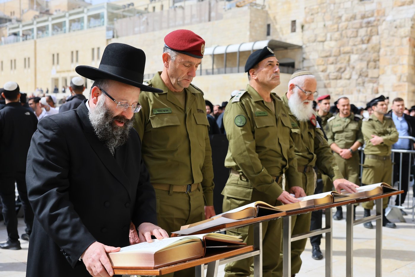 הרמטכ"ל הנכנס והרמטכ"ל היוצא בתפילה בכותל המערבי