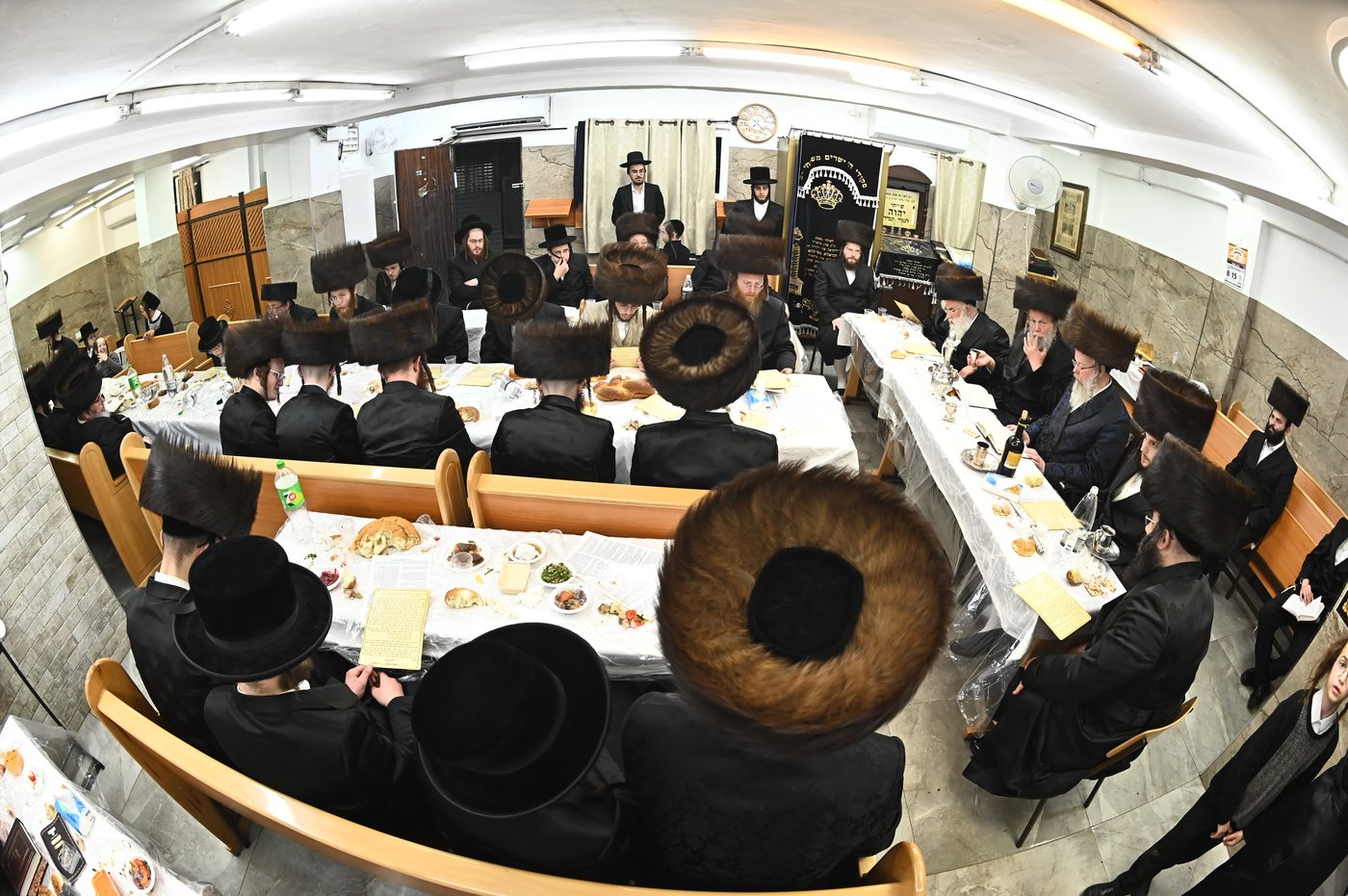 האדמו"ר מביאלה לונדון שבת אצל האדמו"ר מביאלה ישרי לב