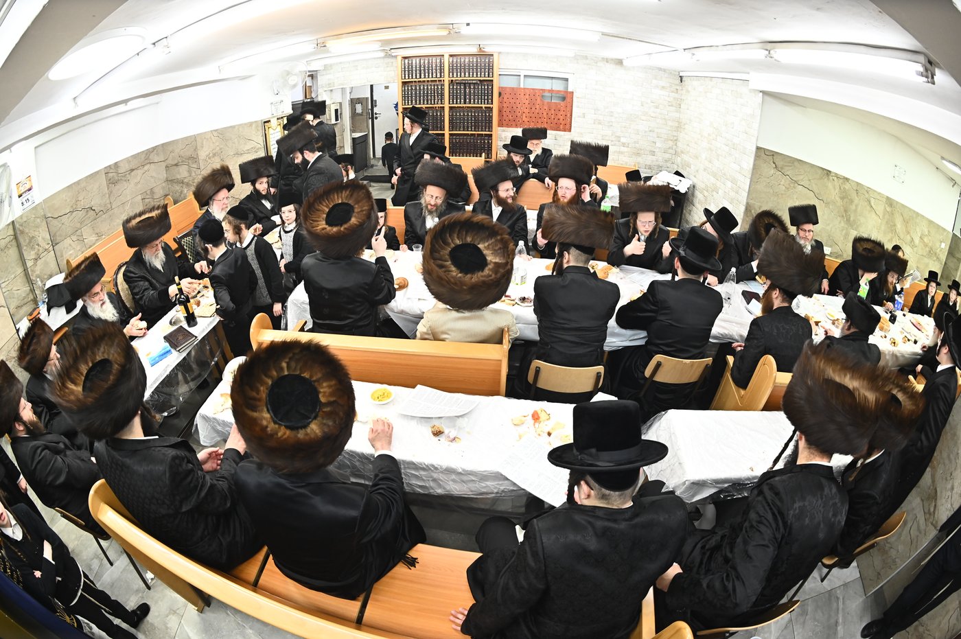 האדמו"ר מביאלה לונדון שבת אצל האדמו"ר מביאלה ישרי לב