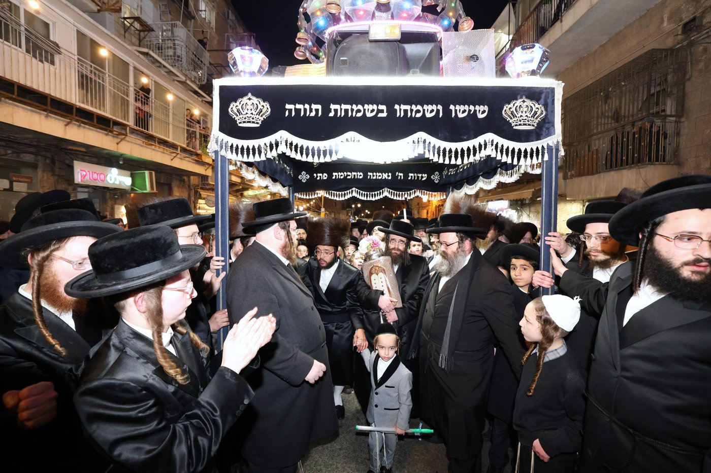 הכנסת ספר תורה בחצה"ק סאטמר בירושלים