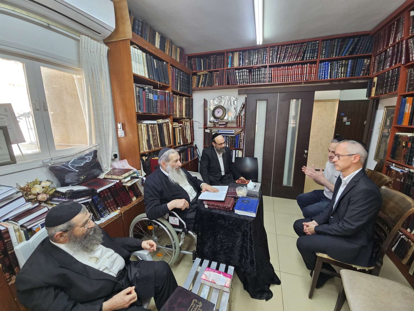 ניחום אבלים אצל האחים הרבנים הגאונים רבי מסעוד בן שמעון, וחכם ניסים בן שמעון