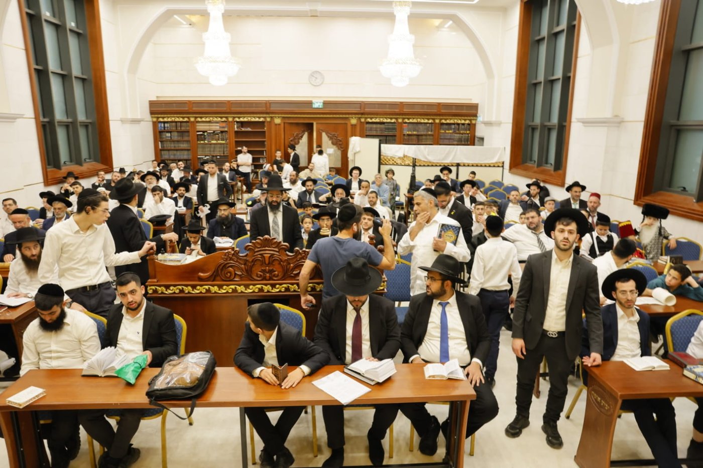 הגאון הרב יגאל כהן בקריאת המגילה