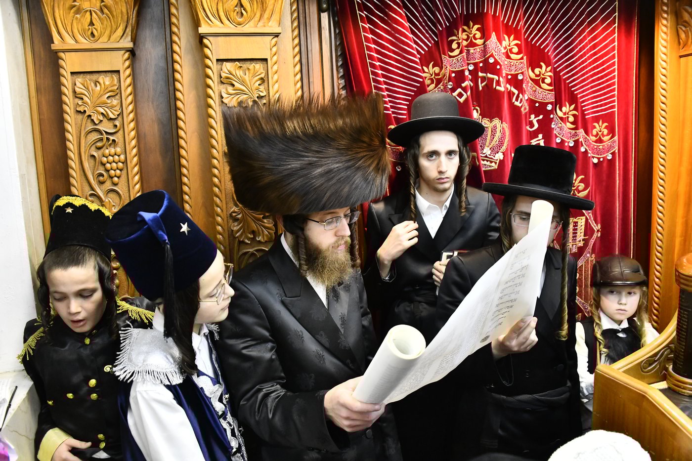 קריאת המגילה בחצה"ק זוטשקא