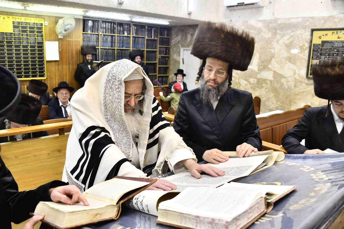 קריאת המגילה בחצה"ק קומרנא
