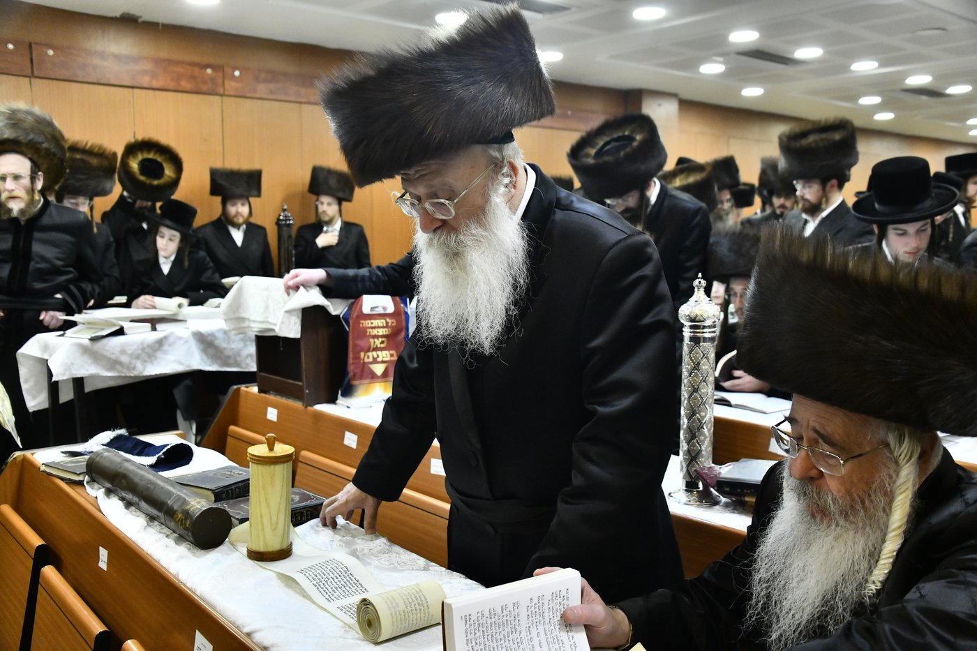 הרה"צ רבי אהרן טוסיג בקריאת המגילה