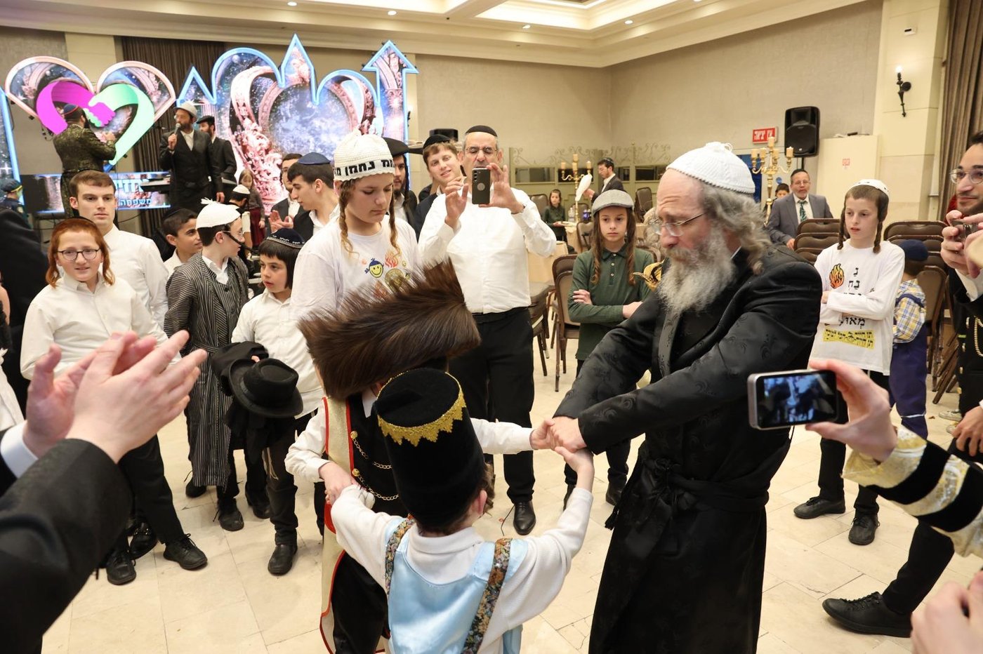 הרה"צ רבי אלימלך בידרמן חוגג יום הפורים עם היתומים 