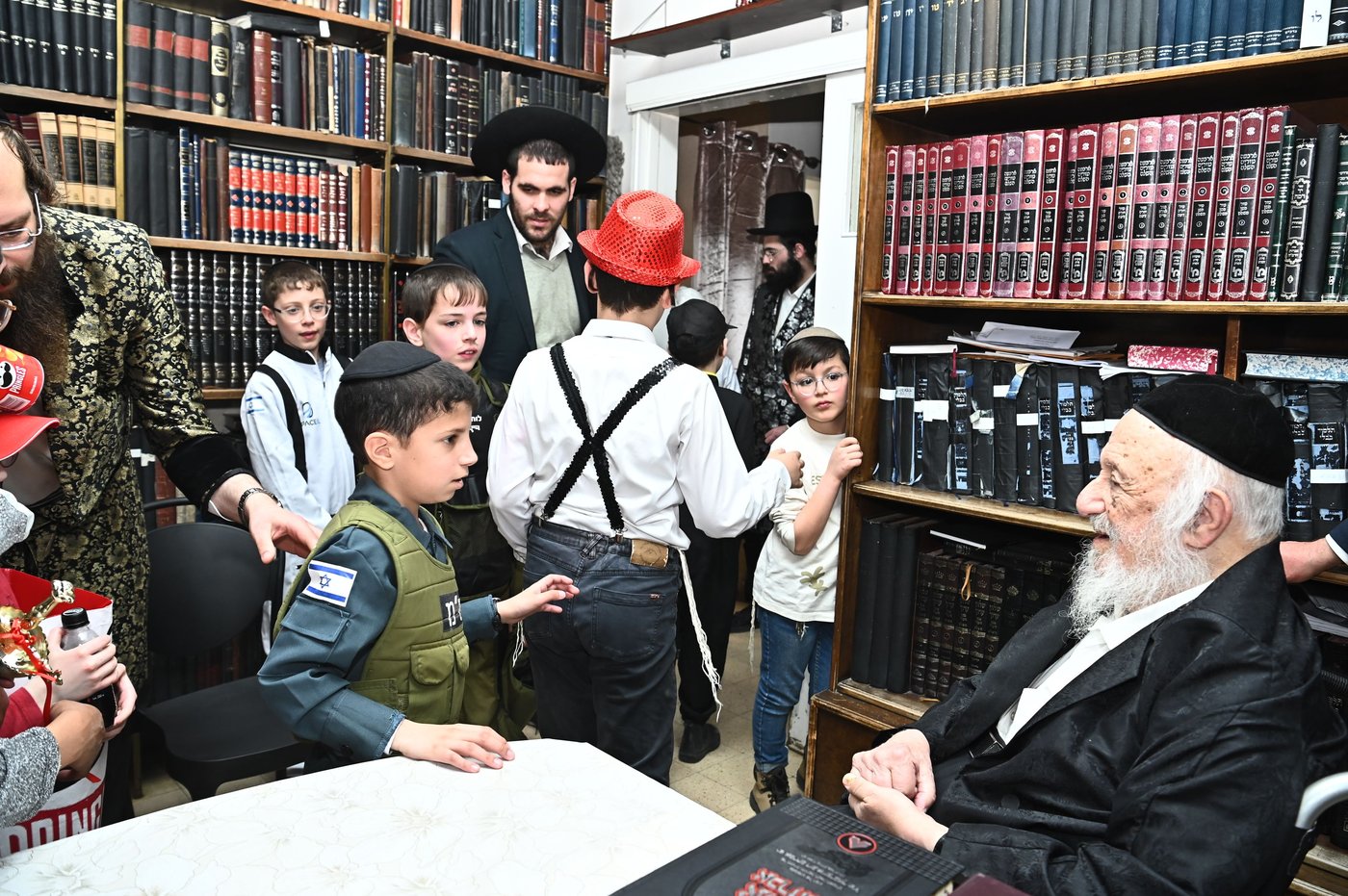 ילדי תלמוד תורה איילת השחר בבתי גדולי ישראל ביום הפורים