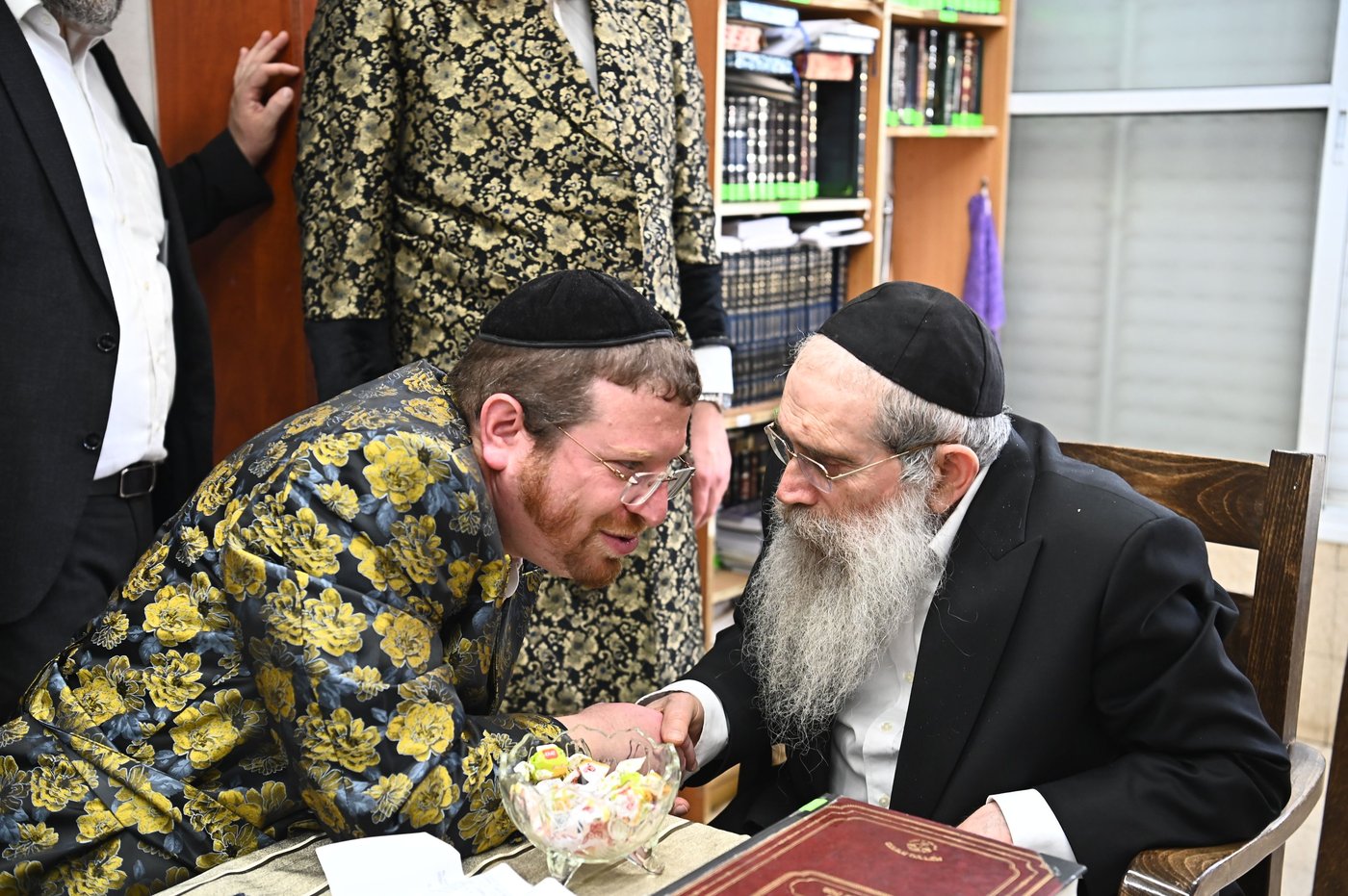 ילדי תלמוד תורה איילת השחר בבתי גדולי ישראל ביום הפורים