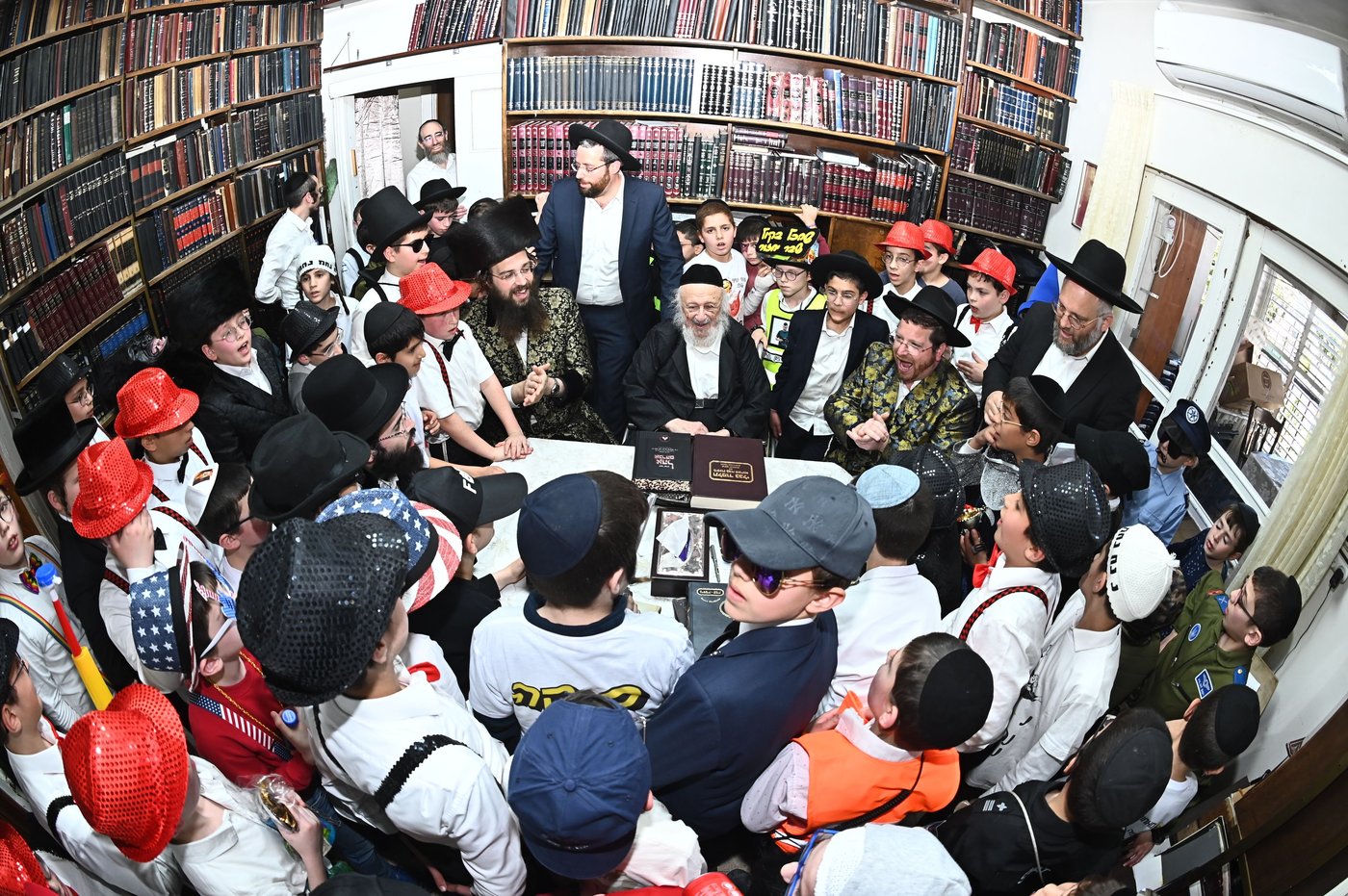 ילדי תלמוד תורה איילת השחר בבתי גדולי ישראל ביום הפורים