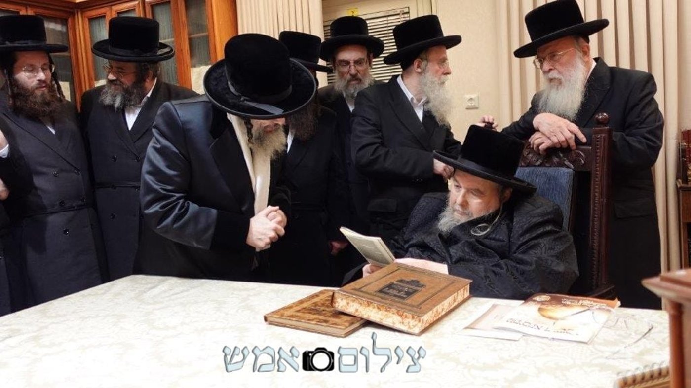 הגה"צ רבי חיים מאיר הגר אב"ד קריית ויז'ניץ בביקור אצל האדמו"ר מבעלזא