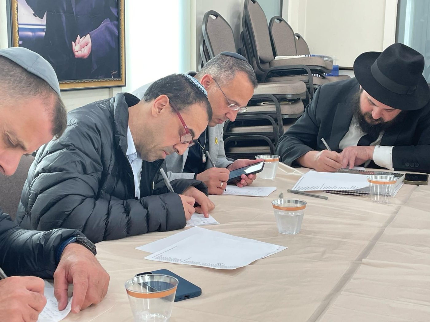 אלי שרעבי אמר קדיש ראשון על אחיו הי"ד - בציון הרבי מליובאוויטש | תיעוד מצמרר