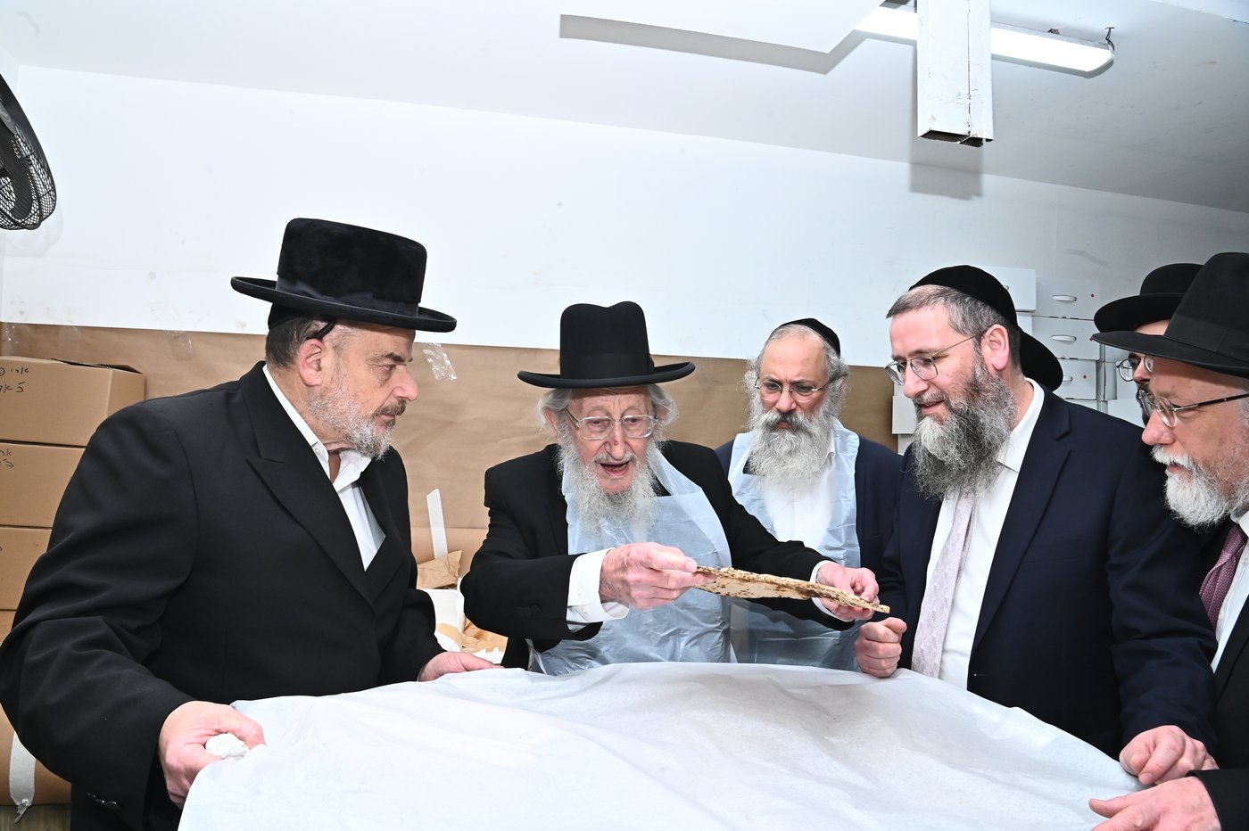 הגאון רבי אריה לוי באפיית מצות