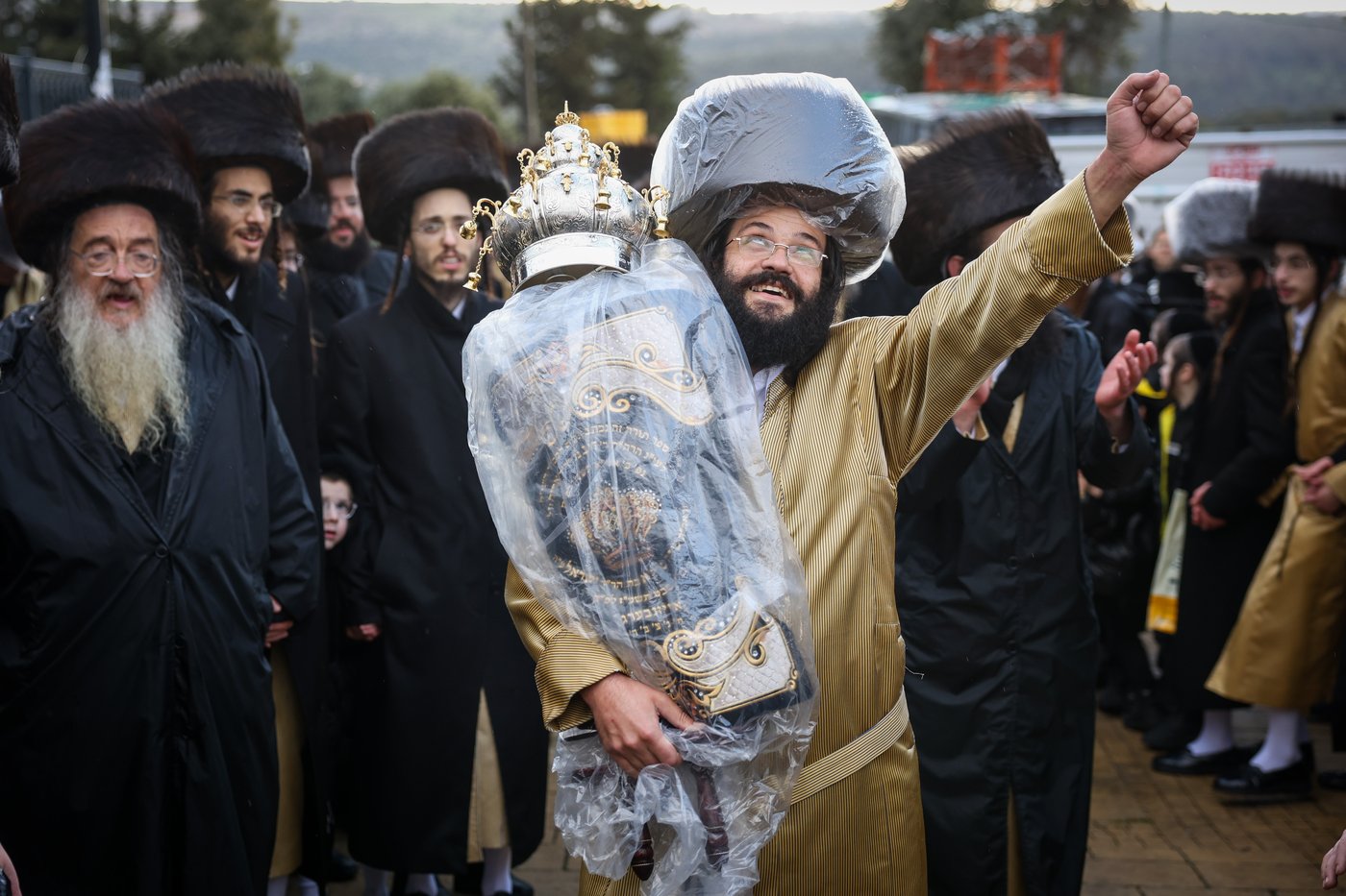 חסידי תולדות אהרון בהכנסת ספר תורה תחת גשם שוטף בציון הרשב"י במירון