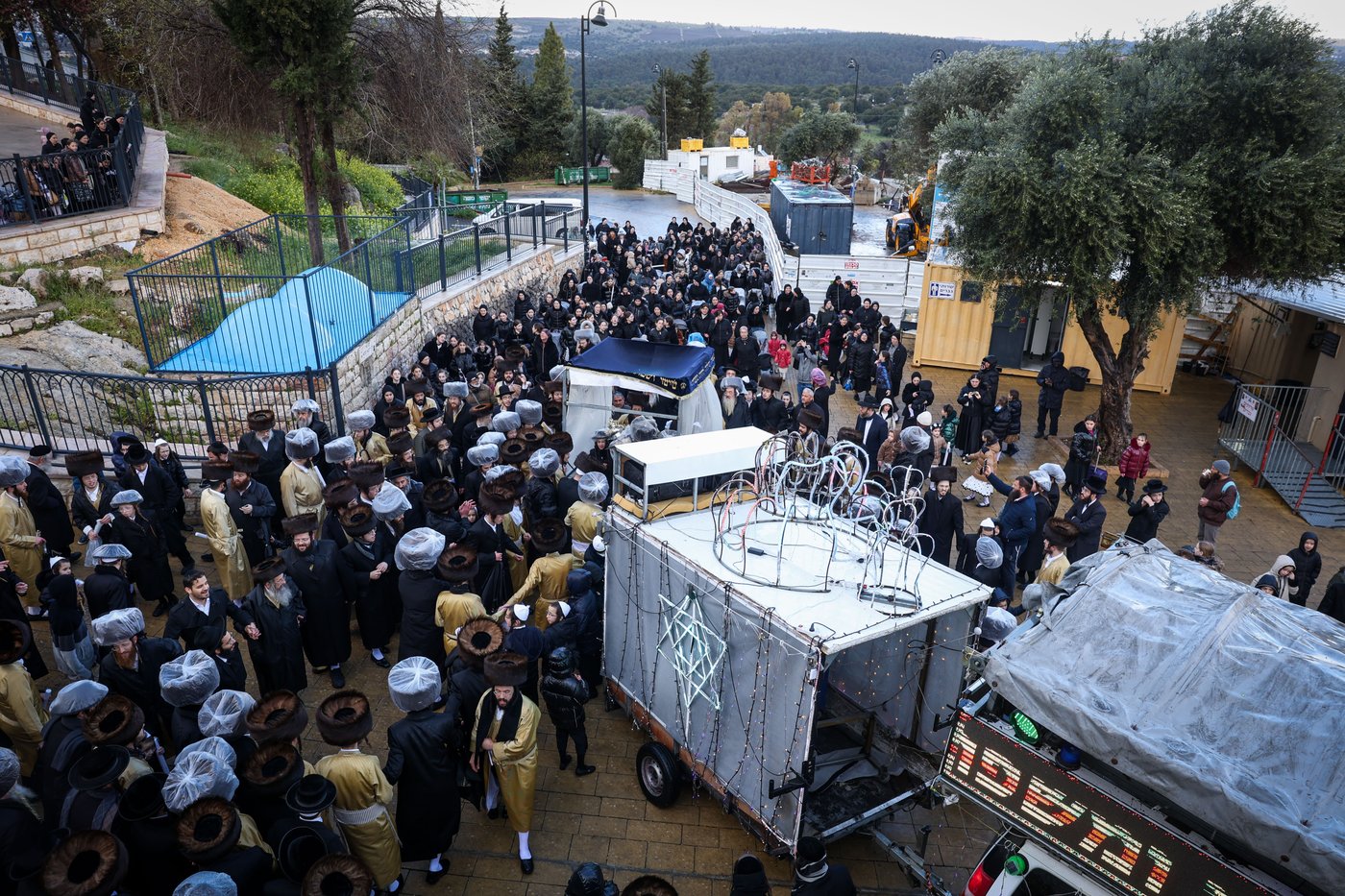 חסידי תולדות אהרון בהכנסת ספר תורה תחת גשם שוטף בציון הרשב"י במירון