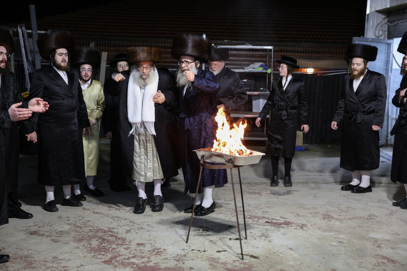גאב"ד קאלסבורג הגה"צ רבי משה ראטה בהדלקה במירון