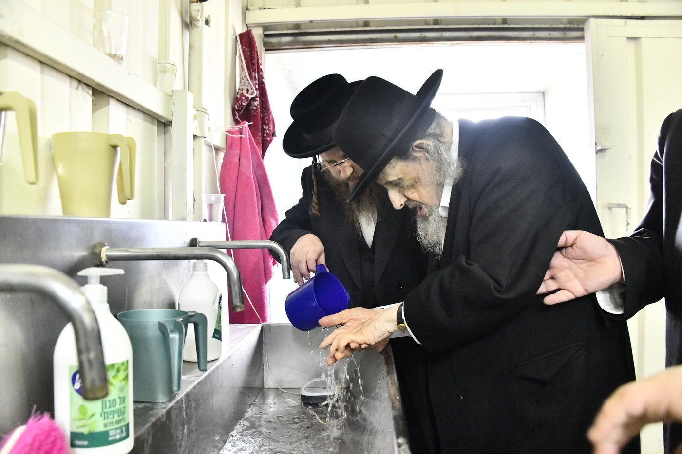 הגה"צ רבי אלטר דוד חיים שטרן באפיית מצות