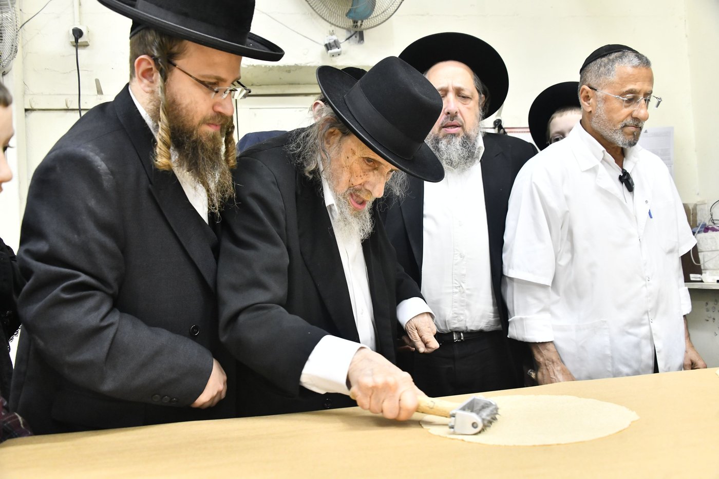הגה"צ רבי אלטר דוד חיים שטרן באפיית מצות
