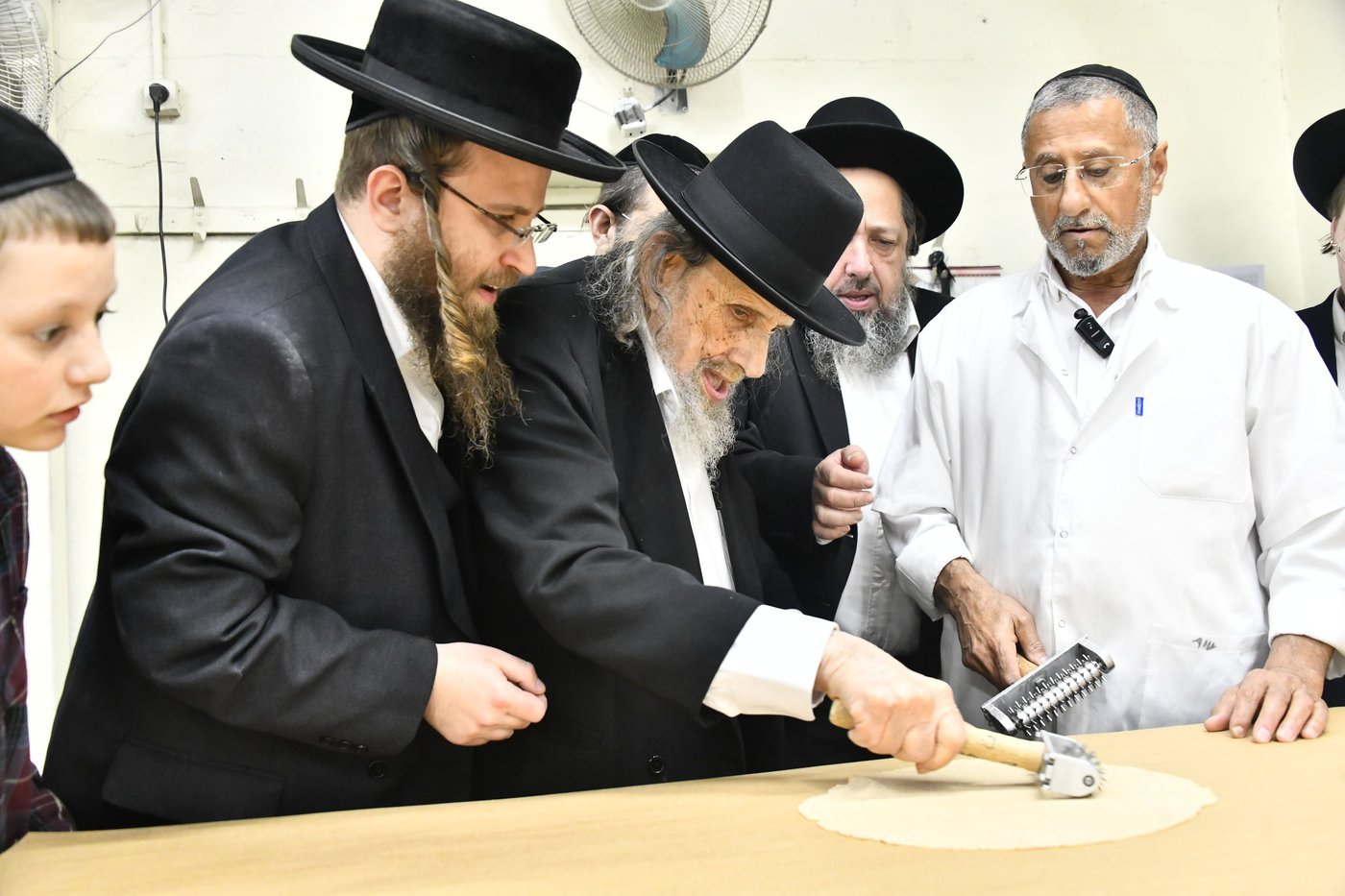 הגה"צ רבי אלטר דוד חיים שטרן באפיית מצות